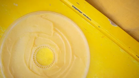 Batter spread in the plate mould Vidéo 94884946