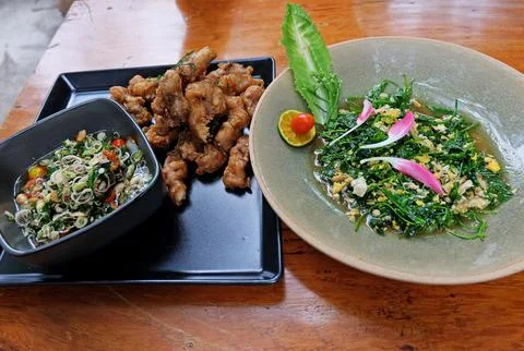 Battered and deep fried fish with herb sauce, Stir fry Malindjo leaves with eggs Stock-Fotos