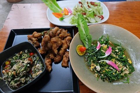 Battered and deep fried fish with herb sauce, Stir fry Malindjo leaves with eggs Foto stock