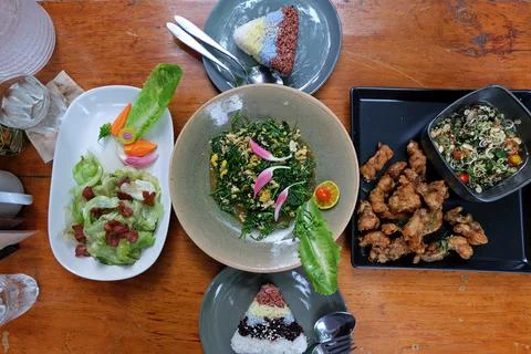 Battered and deep fried fish with herb sauce, Stir fry Malindjo leaves with eggs Foto stock
