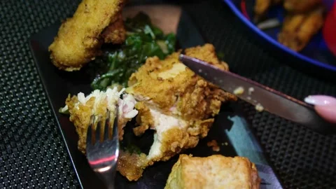 Battered baked chicken wings served with spinach on rectangular black plate Stock Footage 318729027