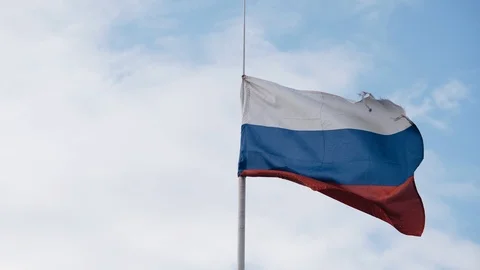 The battered flag of the RUSSIAN Federation develops in the wind 動画素材 122774573