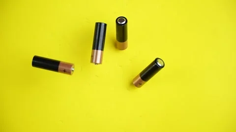 Batteries fall on the yellow floor 库存影片 255613554