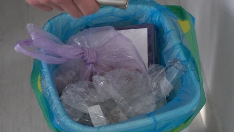 Batteries  Into Trash 库存影片 88717547