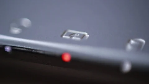 Battery charging indicator on notebook. Extreme closeup Vídeo Stock 85463236