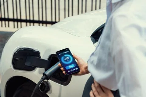 Battery status interface on smartphone for progressive future refueling concept. Foto stock