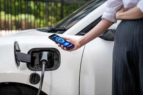 Battery status interface on smartphone for progressive future refueling concept. Foto stock