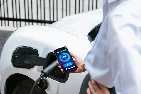 Battery status interface on smartphone for progressive future refueling concept. Foto stock