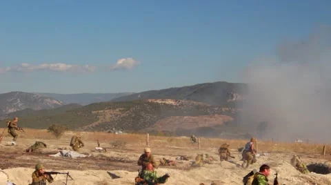 Battle of Soviet troops against the mujahideen rebels in Afghanistan Vídeo Stock 68011669