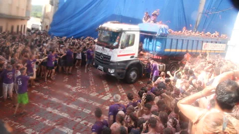 Battle of tomatoes - tomatoes madness. La Tomatina festival in spanish town Stock-Footage 156203889