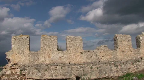 Battlements of ancient castle and clouds (1) Vidéo 30483397