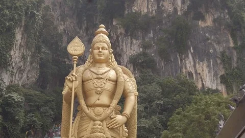 Batu Cave Murugan Statue Slow Motion With Birds Flying Video stock 124716938