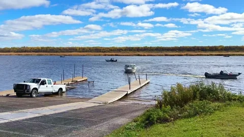 BAUDETTE, MN - 13 OCT 2025: Busy boat landing on the Rainy River Stock Footage 320190519