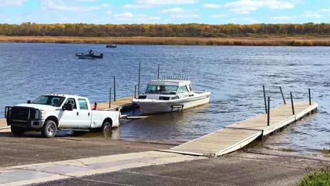 BAUDETTE, MN - 13 OCT 2025: Fishing boat loading onto a trailer Stock Footage 320190526