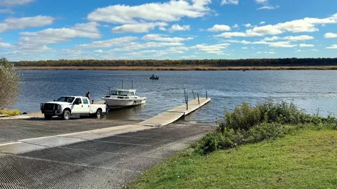 BAUDETTE, MN - 29 OCT 2025: Pickup pulls fishing boat out of river Video stock 322720576