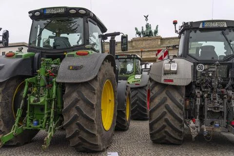  Bauern mit über 1000 Traktoren aus ganz Deutschland protestieren vor dem .. Stock Photos