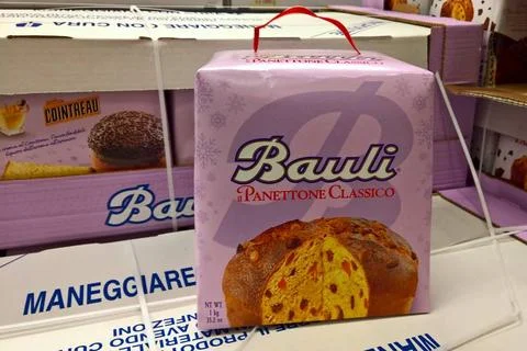   Bauli Panettone - Kuchen aus Italien *** Bauli Panettone cake from Italy... Stock Photos