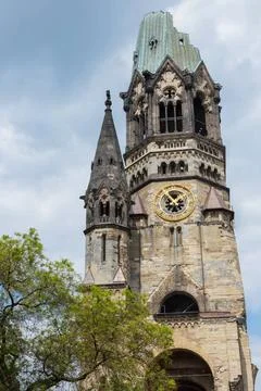 Baum und Kirche Oberer Teil der Gedächtniskirche mit zwei Bäumen Upper par. Stock Photos