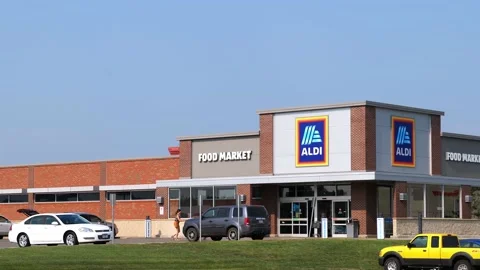 BAXTER, MN - 15 JUL 2021: Aldi food market grocery store with shoppers. Stock Footage 159572238