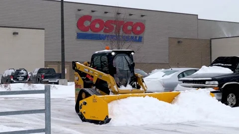 BAXTER, MN - 21 JAN 2022: Snow removal machine clearing Costco parking lot. Stock Footage 170919033