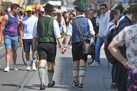  Bayerisches Schwulenpaar in Tracht und Lederhosen. Haendchen haltend.Haen... Stock Photos