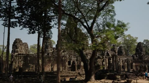 Bayon Temple Parallax View Through Trees in Siem Reap Cambodia Vidéo 333523305