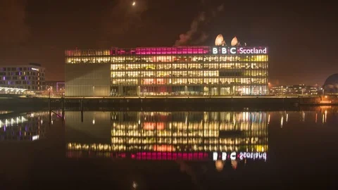 BBC building at night on the river clyde, glasgow Stockbeeldmateriaal 70552262