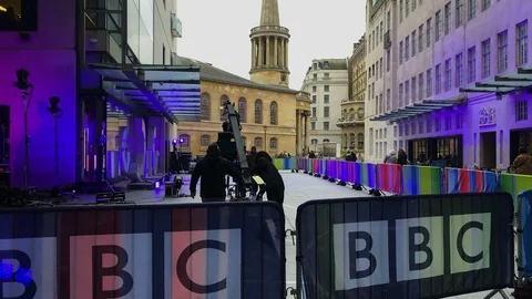 BBC Crews use a camera jib &amp; crane on shoot in London on an overcast day Vídeos de archivo 122176012