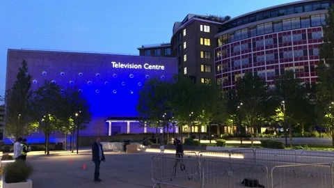 BBC lights up blue in tribute to NHS workers fighting coronavirus Vídeos de archivo 148557336