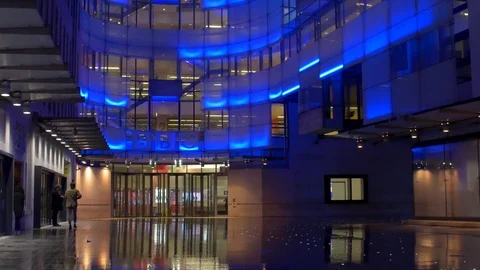 BBC New Broadcasting House during night time on a rainy night. Vídeos de archivo 98835738