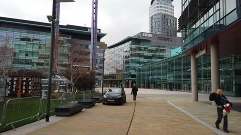 BBC Studios streets scene in Media City Manchester Vídeos de archivo 143781909