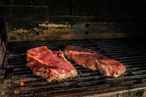 Bbq beef steaks on grill Foto stock