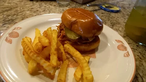 Bbq chicken sandwich 스톡 동영상 212289185