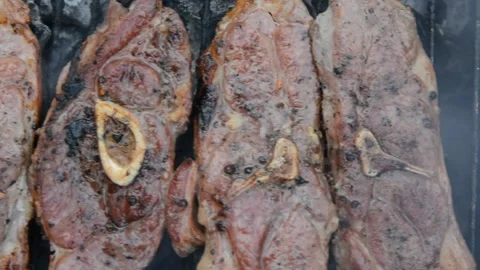 BBQ close up. Lamb shoulder steaaks on coals Vidéo 130372813