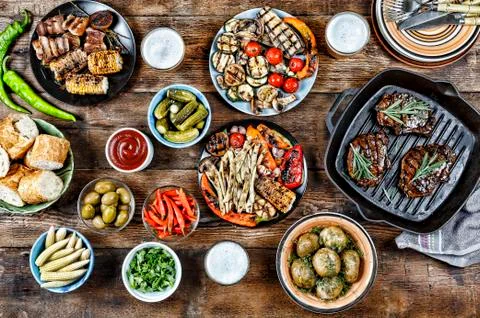 BBQ, grill, Dinner table, meat grill, new potatoes, salads, ligh Fotos de archivo