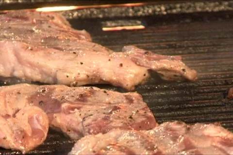 BBQ Juicy Chicken Chops on Hot Smoking Barbeque Grill 库存影片 377341