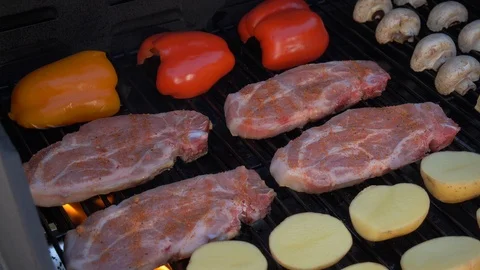 BBQ, Pork chops and vegetables Video stock 90298712