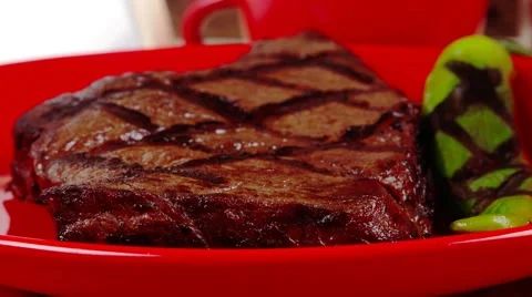 Bbq roast beef steak on red plate with soup sauce and pepper 库存影片 52701895