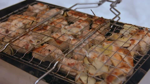 BBQ's outside in the winter. Video stock 61135588