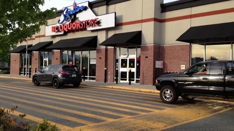 BC liquor store with traffic flow in Pitt Meadows 스톡 동영상 57787261