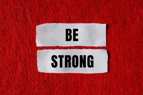 Be Strong message written on ripped torn paper background. Conceptual Be St.. Foto stock