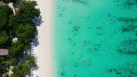 Beach aerial view. white sand beach top view. Aerial view of the beautiful sea w Vídeo Stock 172978402