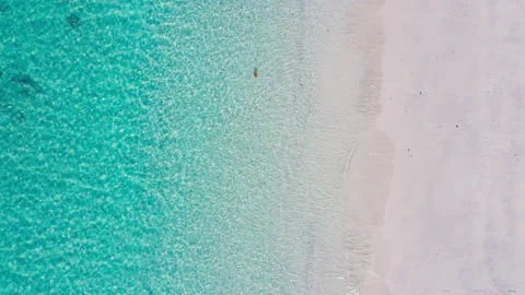 Beach aerial view. white sand beach top view. Aerial view of the beautiful sea w Vídeo Stock 172983605
