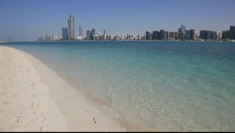 Beach and Abu Dhabi skyline, United Arab Emirates Vidéo 10708971