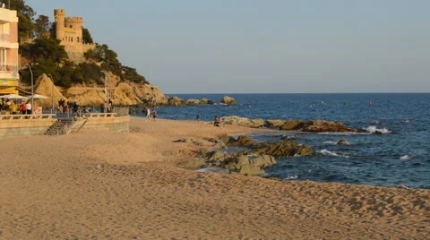 Beach and Castle on a Cliff Vídeo Stock 42695610