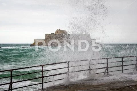 The beach and Fort National during high tide in Saint Malo Stock Photos