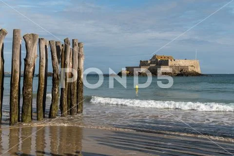 The beach and Fort National during high tide in Saint Malo Stock Photos