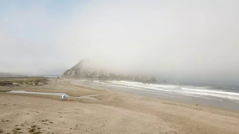 Beach And Mountain Stockbeeldmateriaal 123559953