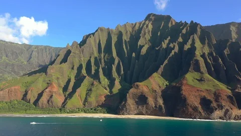 Beach and turquoise water below Na Pali Coast cliffs 库存影片 96046301