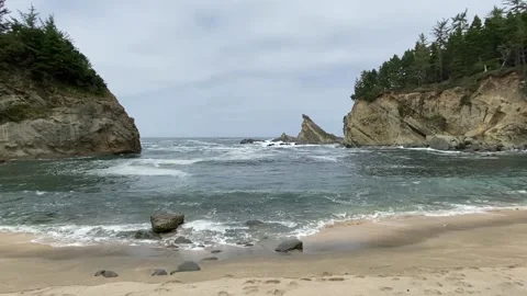Beach and waves at Shore Acres State Park in Coos Bay Oregon Stock Footage 159898754